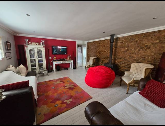 4 BEDROOM FREESTANDING FOR SALE IN PETERSFIELD